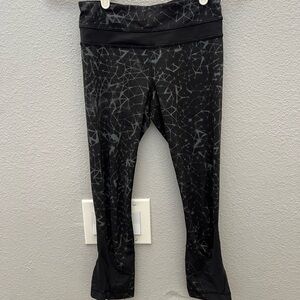 LuluLemon Capri leggings
￼